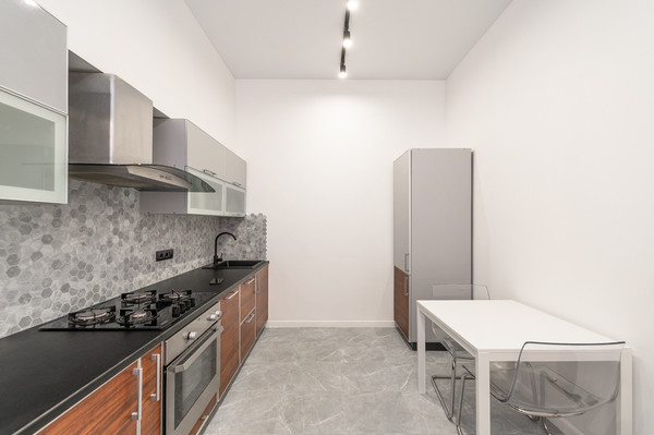 Продам трехкомнатную (3-комн.) квартиру, Дмитровка Б. ул, 7/5, Москва г