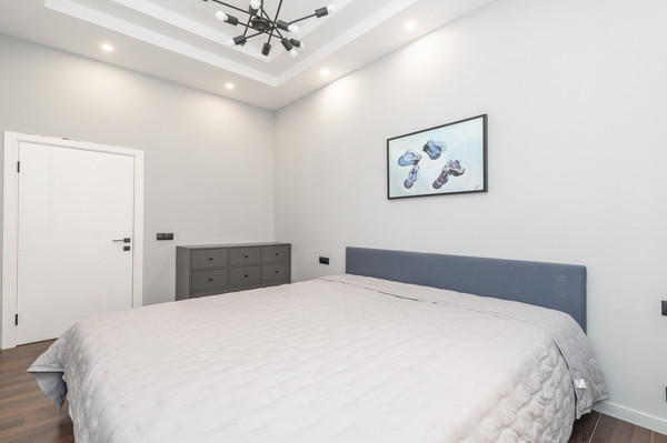 Продам трехкомнатную (3-комн.) квартиру, Дмитровка Б. ул, 7/5, Москва г