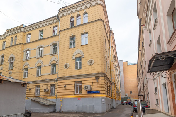 Продам трехкомнатную (3-комн.) квартиру, Дмитровка Б. ул, 7/5, Москва г