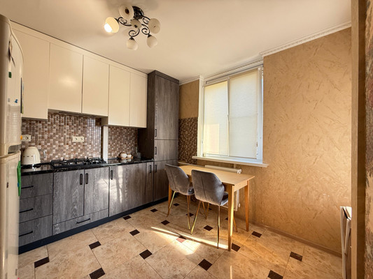 Продам трехкомнатную (3-комн.) квартиру, Атажукина ул, 103, Нальчик г