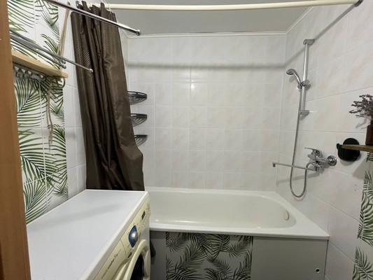 Продам трехкомнатную (3-комн.) квартиру, Аксакова ул, 82, Калининград г