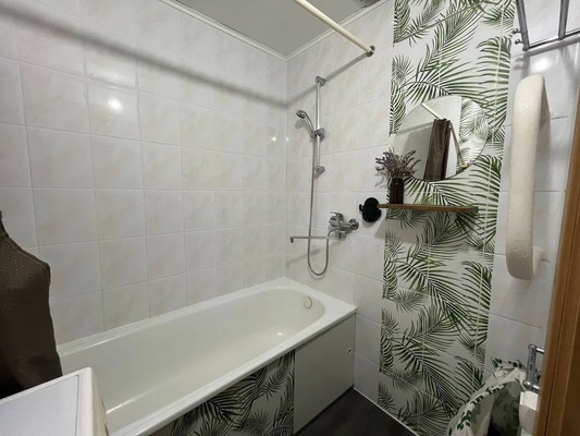 Продам трехкомнатную (3-комн.) квартиру, Аксакова ул, 82, Калининград г