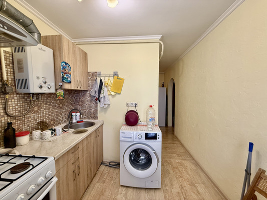 Продам трехкомнатную (3-комн.) квартиру, Валдайская ул, 6, Симферополь г