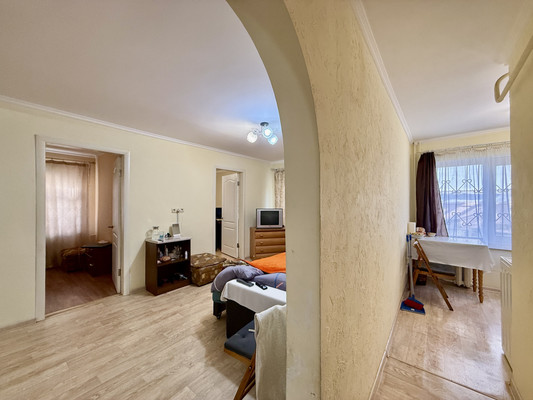 Продам трехкомнатную (3-комн.) квартиру, Валдайская ул, 6, Симферополь г