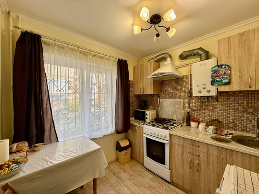 Продам трехкомнатную (3-комн.) квартиру, Валдайская ул, 6, Симферополь г