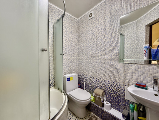 Продам трехкомнатную (3-комн.) квартиру, Валдайская ул, 6, Симферополь г