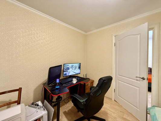 Продам трехкомнатную (3-комн.) квартиру, Валдайская ул, 6, Симферополь г