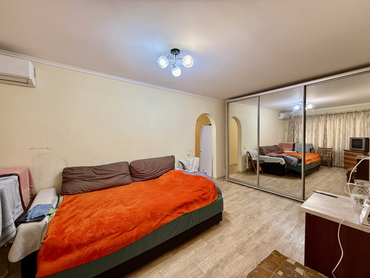 Продам трехкомнатную (3-комн.) квартиру, Валдайская ул, 6, Симферополь г