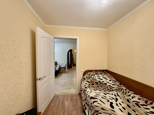 Продам трехкомнатную (3-комн.) квартиру, Валдайская ул, 6, Симферополь г