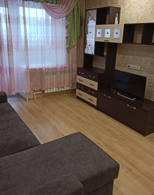 Продам двухкомнатную (2-комн.) квартиру, Совхозная ул, 3, Сокол с