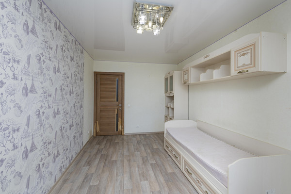 Продам двухкомнатную (2-комн.) квартиру, Нижнемуллинская ул, 9, Култаево с