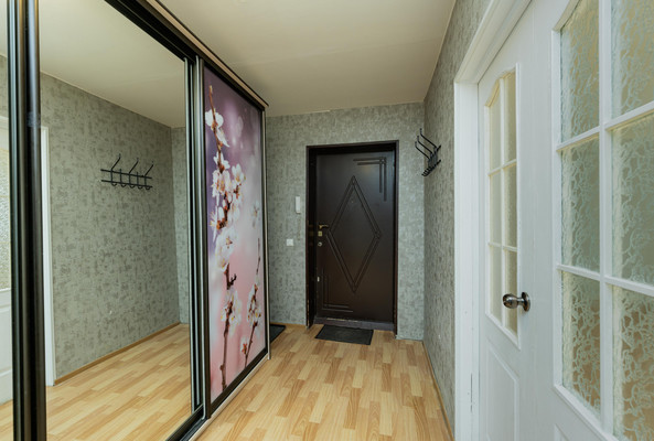 Продам двухкомнатную (2-комн.) квартиру, Нижнемуллинская ул, 9, Култаево с