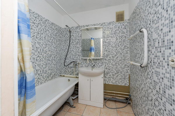 Продам двухкомнатную (2-комн.) квартиру, Нижнемуллинская ул, 9, Култаево с