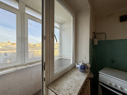 Продам трехкомнатную (3-комн.) квартиру, Совхозная ул, 21, Симферополь г