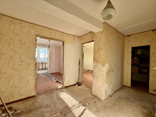 Продам трехкомнатную (3-комн.) квартиру, Совхозная ул, 21, Симферополь г