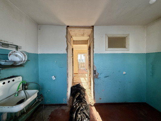 Продам трехкомнатную (3-комн.) квартиру, Совхозная ул, 21, Симферополь г