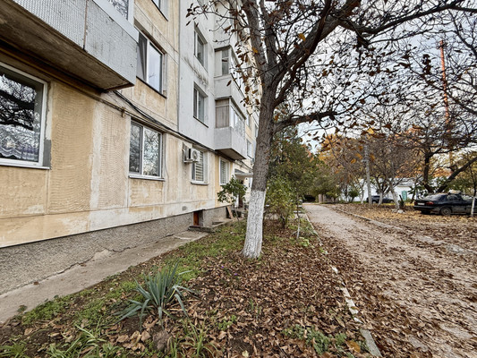 Продам трехкомнатную (3-комн.) квартиру, Совхозная ул, 21, Симферополь г