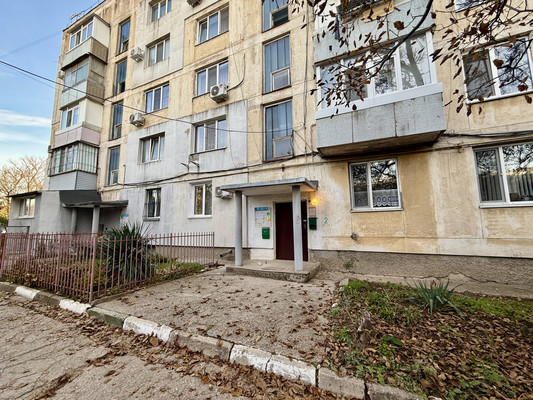 Продам трехкомнатную (3-комн.) квартиру, Совхозная ул, 21, Симферополь г