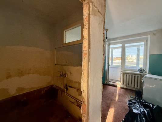 Продам трехкомнатную (3-комн.) квартиру, Совхозная ул, 21, Симферополь г