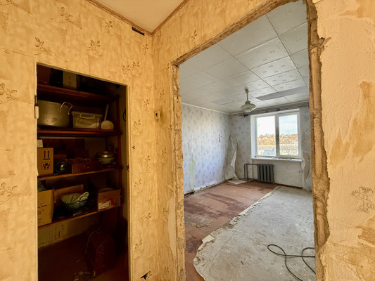 Продам трехкомнатную (3-комн.) квартиру, Совхозная ул, 21, Симферополь г