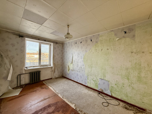 Продам трехкомнатную (3-комн.) квартиру, Совхозная ул, 21, Симферополь г