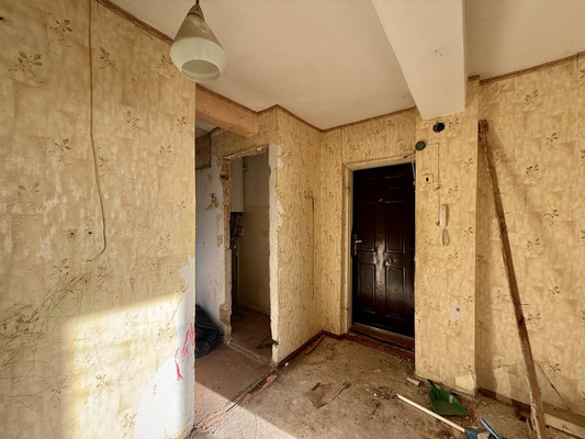 Продам трехкомнатную (3-комн.) квартиру, Совхозная ул, 21, Симферополь г