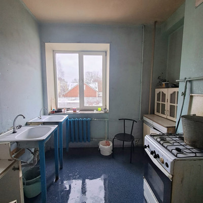 Продам комнату в 8-комн. квартире, Красноармейский пр-кт, 26, Гатчина г