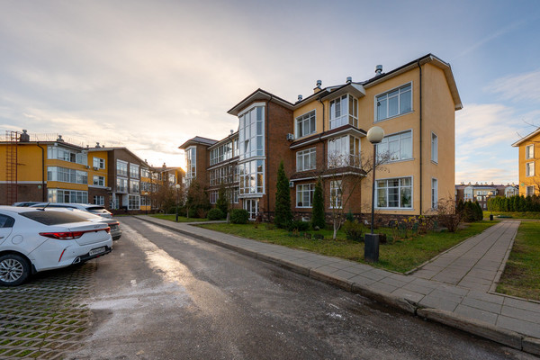 Продам трехкомнатную (3-комн.) квартиру, МФЖК Ангелово-Резиденц тер, 42, Ангелово с