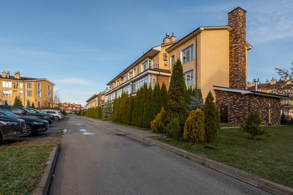 Продам трехкомнатную (3-комн.) квартиру, МФЖК Ангелово-Резиденц тер, 42, Ангелово с