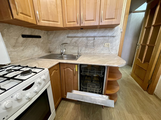 Продам трехкомнатную (3-комн.) квартиру, Братская ул, 17к2, Москва г