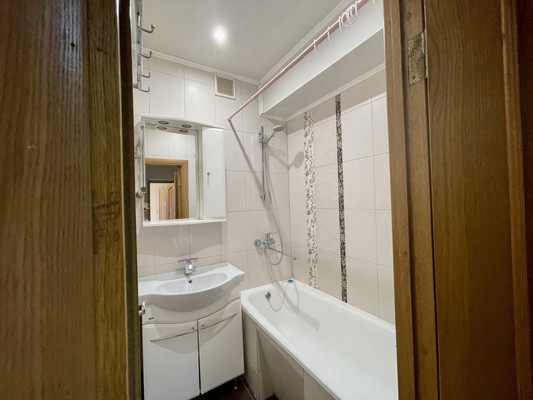 Продам трехкомнатную (3-комн.) квартиру, Братская ул, 17к2, Москва г