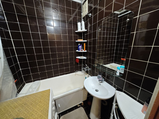 Продам трехкомнатную (3-комн.) квартиру, Михаила Бабикова проезд, 6к105, Мурманск г