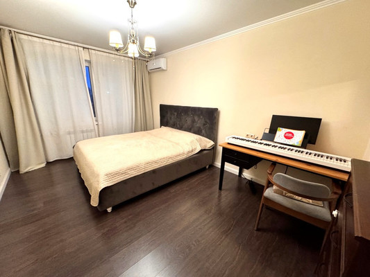 Продам трехкомнатную (3-комн.) квартиру, Хади Такташа ул, 121, Казань г