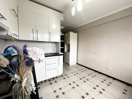 Продам трехкомнатную (3-комн.) квартиру, Тимирязева ул, 8, Армавир г