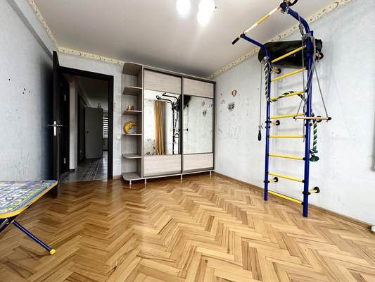 Продам трехкомнатную (3-комн.) квартиру, Тимирязева ул, 8, Армавир г