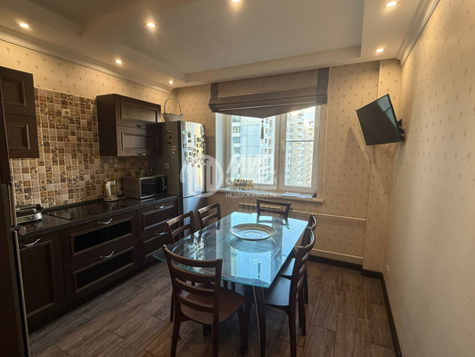 Продам трехкомнатную (3-комн.) квартиру, Ильинский б-р, 7, Красногорск г