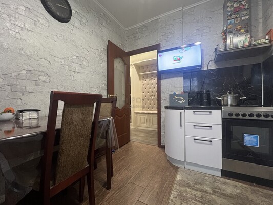 Продам трехкомнатную (3-комн.) квартиру, Донецкая ул, 18к1, Москва г