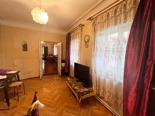 Продам трехкомнатную (3-комн.) квартиру, Ким ул, 9, Симферополь г