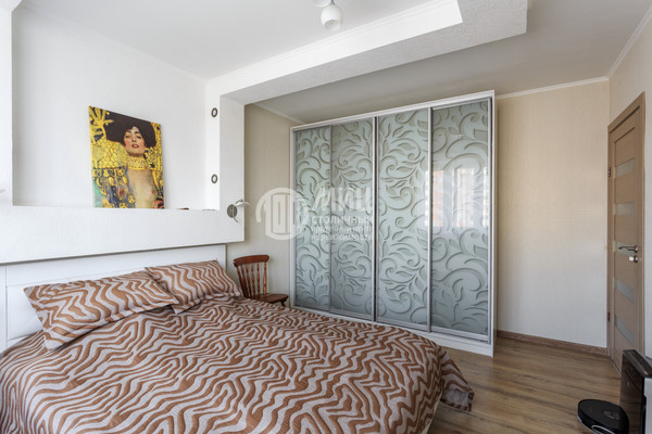 Продам трехкомнатную (3-комн.) квартиру, Крымская ул, 25, Боброво рп