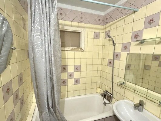 Продам трехкомнатную (3-комн.) квартиру, Крымских Партизан ул, 21, Симферополь г