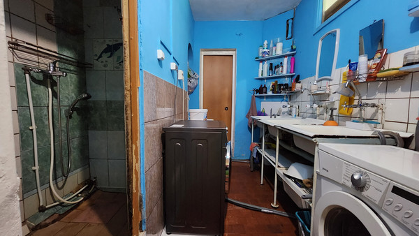 Продам комнату в 8-комн. квартире, Ушинского ул, 5к2, Санкт-Петербург г