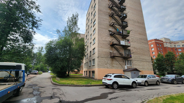 Продам комнату в 8-комн. квартире, Ушинского ул, 5к2, Санкт-Петербург г