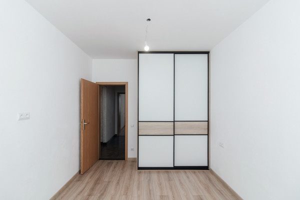 Продам трехкомнатную (3-комн.) квартиру, Строителей ул, 93к2, Ханты-Мансийск г