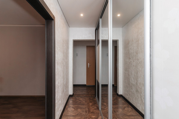 Продам трехкомнатную (3-комн.) квартиру, Строителей ул, 93к2, Ханты-Мансийск г