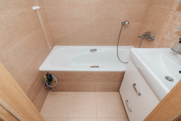 Продам трехкомнатную (3-комн.) квартиру, Строителей ул, 93к2, Ханты-Мансийск г