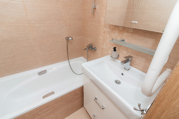 Продам трехкомнатную (3-комн.) квартиру, Строителей ул, 93к2, Ханты-Мансийск г