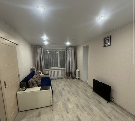 Продам двухкомнатную (2-комн.) квартиру, 35-й мкр, 11, Октябрьский г