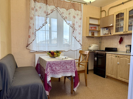 Продам трехкомнатную (3-комн.) квартиру, Десятинная ул, 11, Зверево д