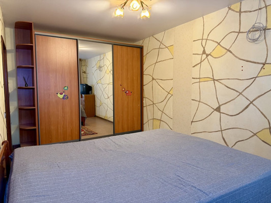 Продам трехкомнатную (3-комн.) квартиру, Десятинная ул, 11, Зверево д