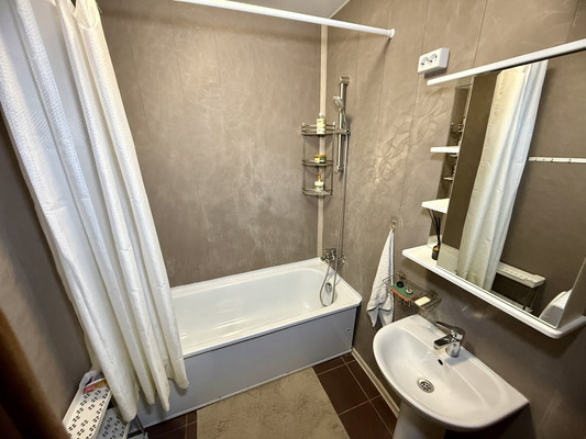 Продам трехкомнатную (3-комн.) квартиру, Десятинная ул, 11, Зверево д